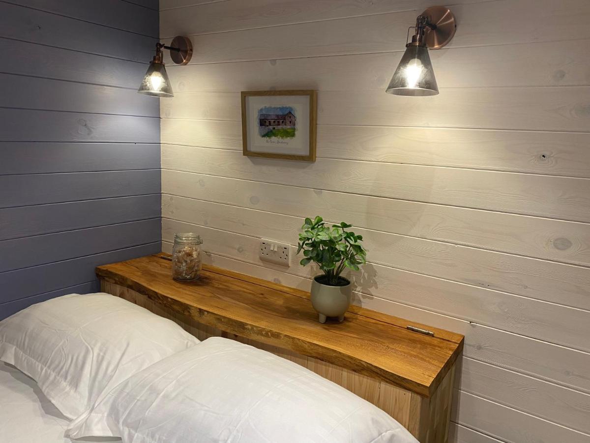 Oakies Farm Stays Llandovery Buitenkant foto